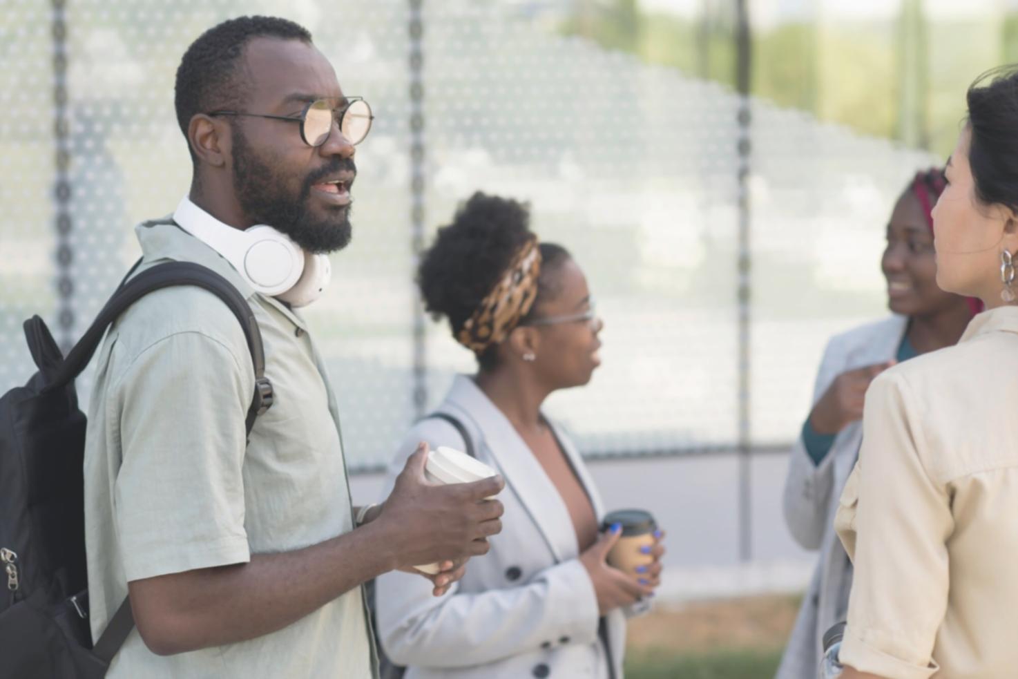 Reunião de consultoria financeira com documentos